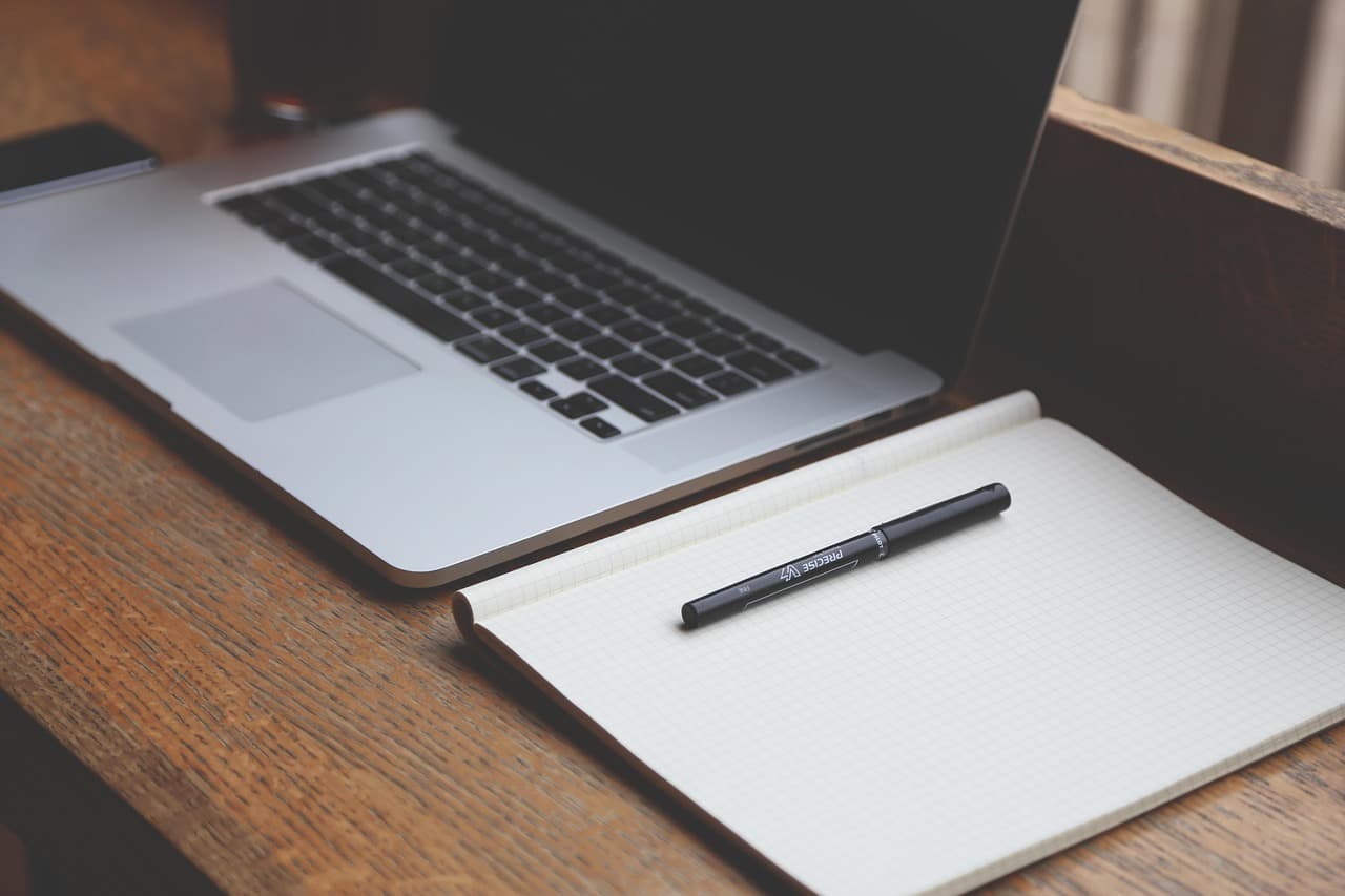 Imagem estilizada de escritório com notebook e caderno
